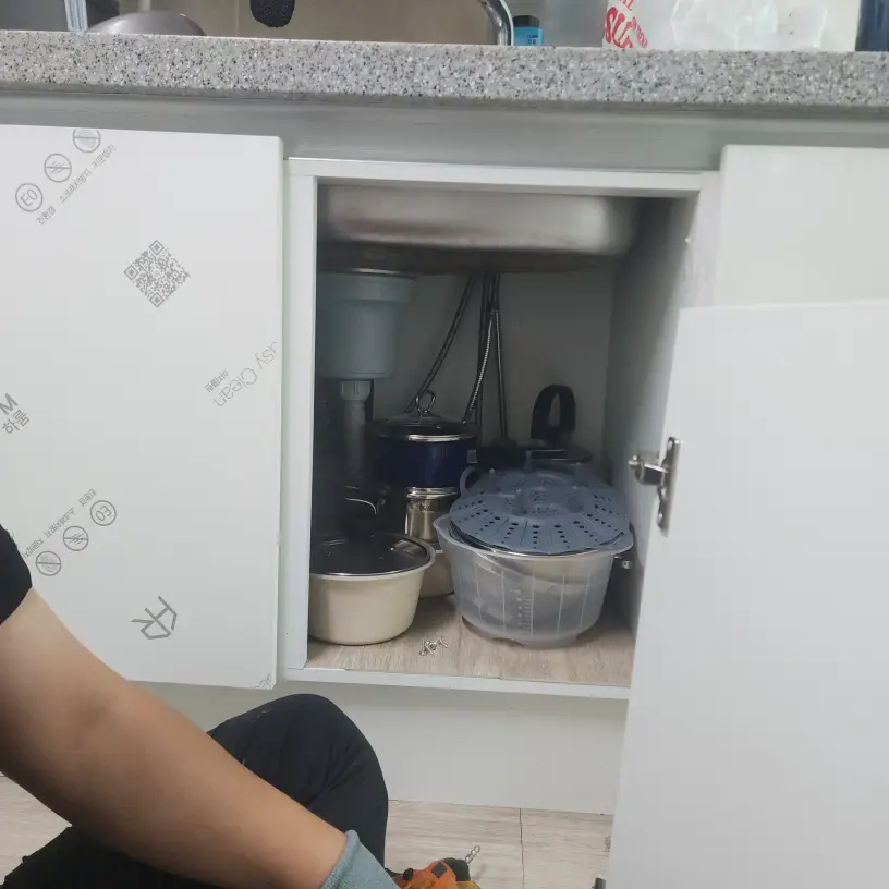 물에 불어 터진 싱크대 문짝 부분교체 시공 사진 46