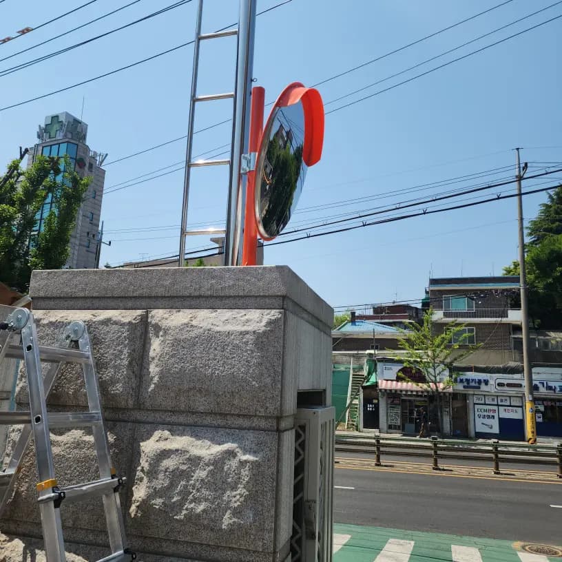 학교 사각지대 교통사고 예방 반사경 — 시공 후